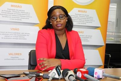 Directora de Operação de Sistema falando, nesta quarta-feira, 20 de Novembro, aos Órgaos de Comunicação Social sobre os trabalhos de substituição da Central Flutuante de Nacala